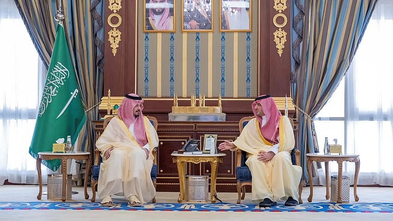 وزير الداخلية يلتقي أمير المدينة المنورة