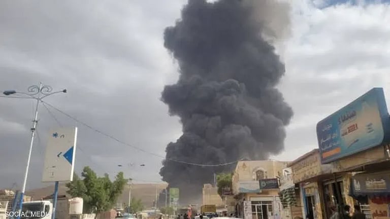 الاحتلال يشن غارات على مطار صنعاء ويدمر جميع الطائرات المدنية ويعلن “تعطيل المطار بالكامل”.