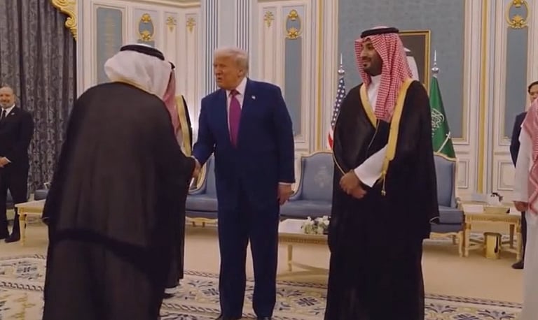 بالفيديو.. قصر اليمامة .. ترمب يصافح الوزراء ويجري أحاديث جانبية مع ولي العهد