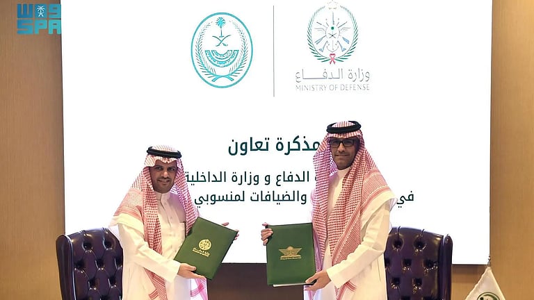 وزارتا الداخلية والدفاع توقّعان مذكرةً لتعزيز التعاون وتبادل الخبرات في مجالي الأندية والضيافة