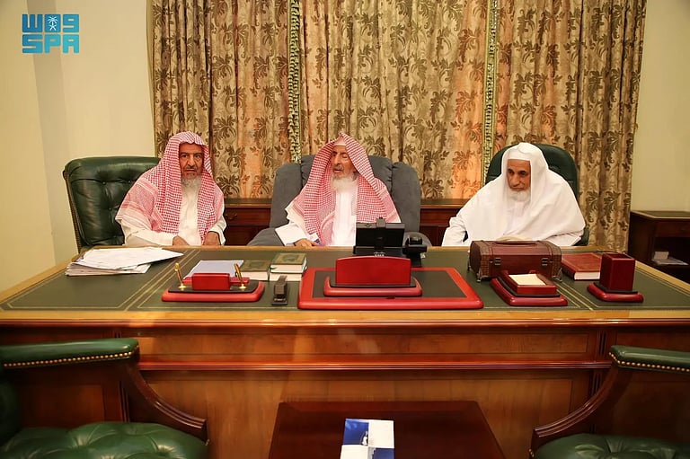 المفتي يستقبل المستفتين ويوجّه بتكليف عددٍ من أصحاب الفضيلة للرد على استفسارات الحجاج
