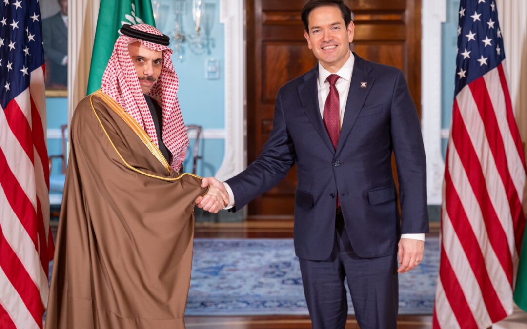 وزير الخارجية ونظيره الأمريكي يستعرضان هاتفيًا العلاقات الثنائية