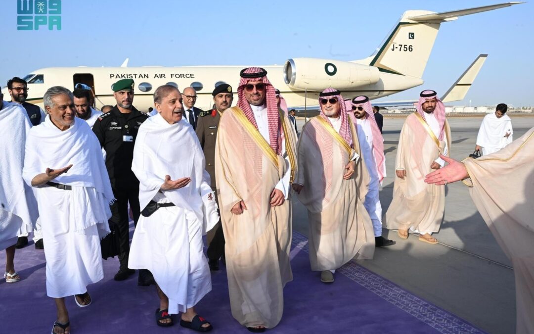رئيس وزراء باكستان يصل جدة لأداء مناسك العمرة