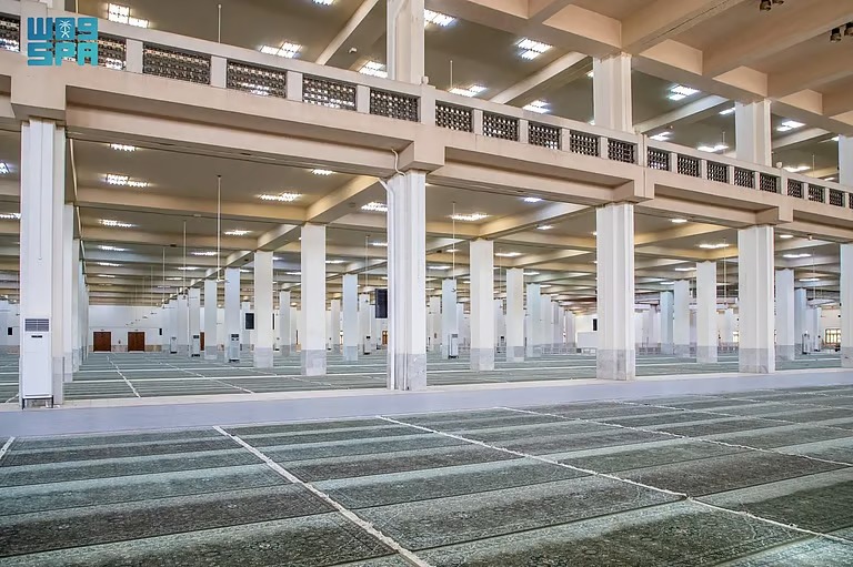 مسجد نمرة بعرفات يتهيأ لاستقبال الحجاج .. 125 ألف متر مربع من السجاد الفاخر
