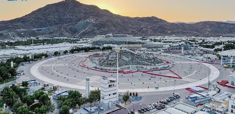 مشعر عرفات قبيل قدوم الحجاج غدًا لأداء ركن الحج الأعظم
