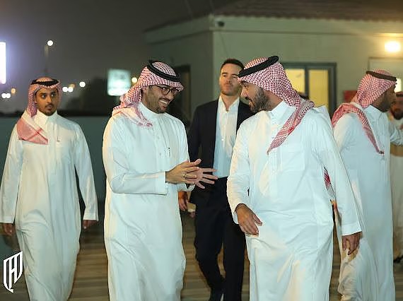 وزير الرياضة يزور مرافق نادي القادسية وملاعب السيدات