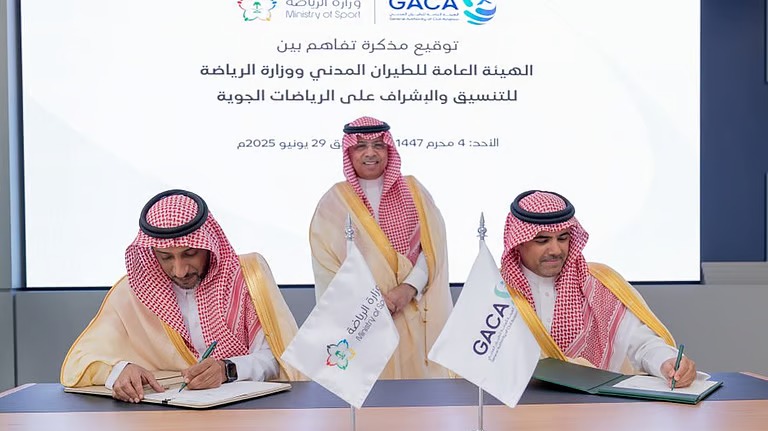 وزارة الرياضة وهيئة الطيران المدني تعقدان مذكرة تفاهم للتنسيق والإشراف على الرياضات الجوية