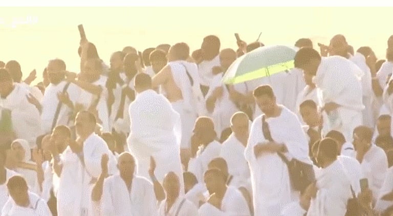 من أعلى جبل الرحمة.. الحجاج يبتهلون بالدعاء صباح يوم عرفة