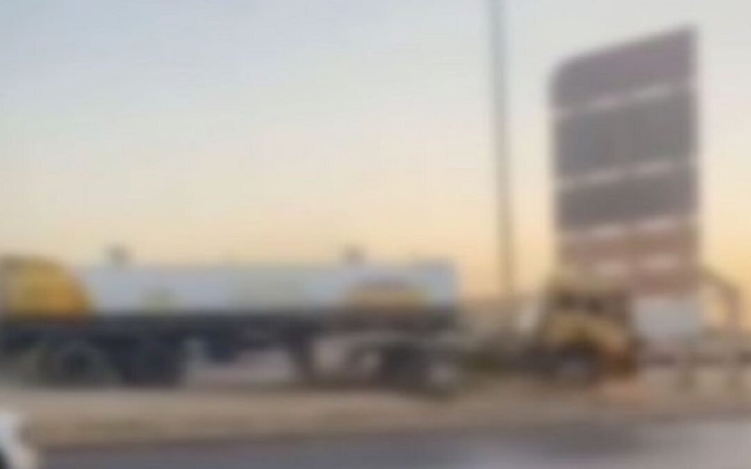 المرور: لا إصابات بحادث اصطدام شاحنة بمركبة وواجهة محل في الرياض