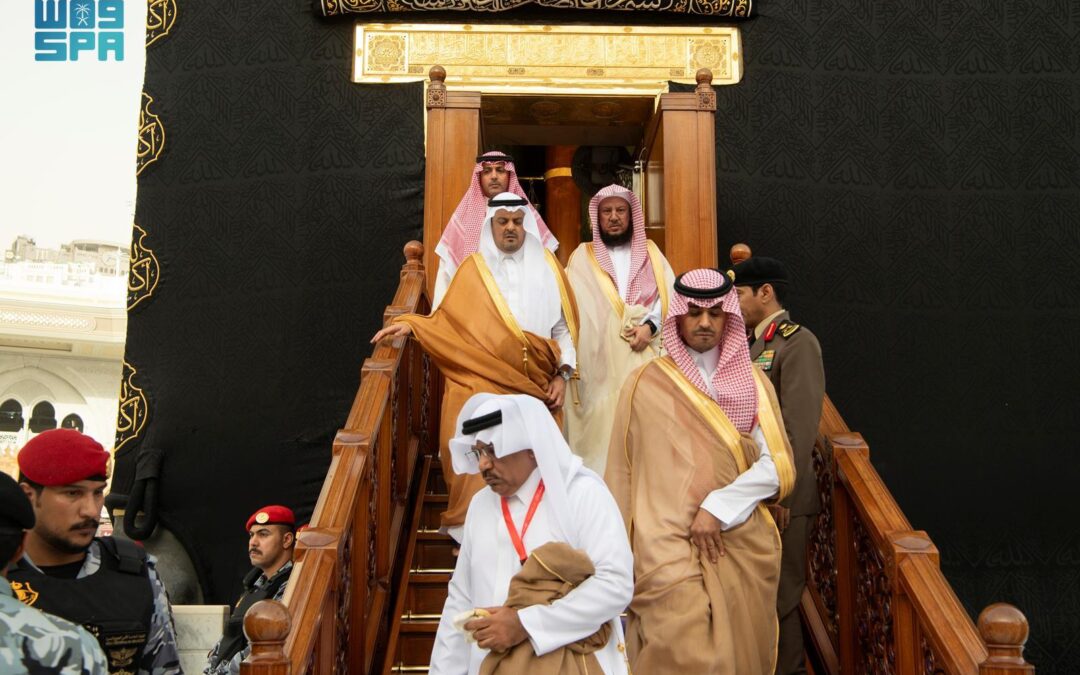 نيابة عن خادم الحرمين.. نائب أمير مكة يتشرف بغسل الكعبة المشرفة