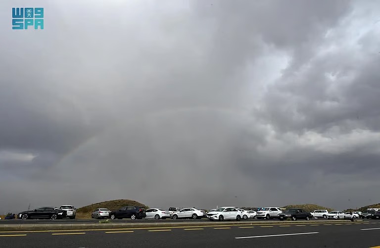 أمطار الجوزاء تضفي سحرًا على عسير.. الضباب يكسو الجبال والمصطافون يتزاحمون فوق المرتفعات