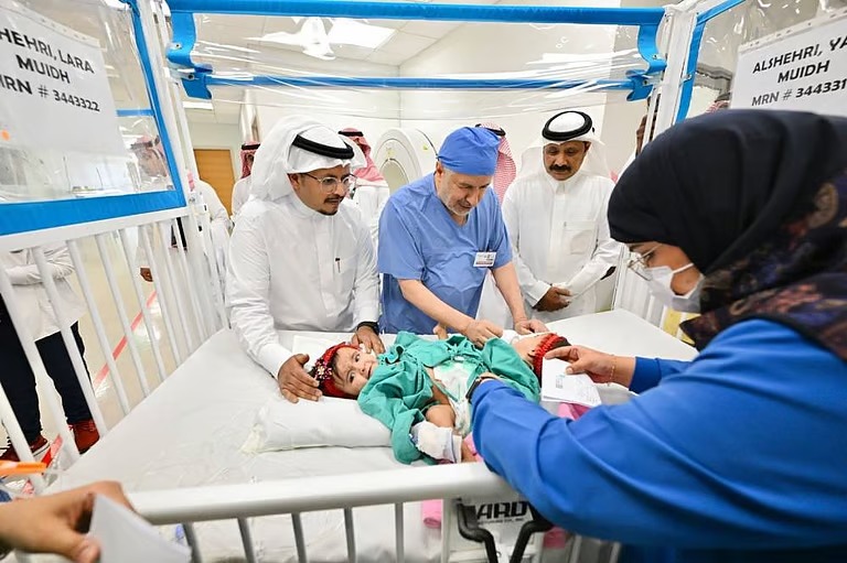 “الربيعة” يعلن نجاح مرحلة فصل التوأم السعودي الملتصق “لارا ويارا”