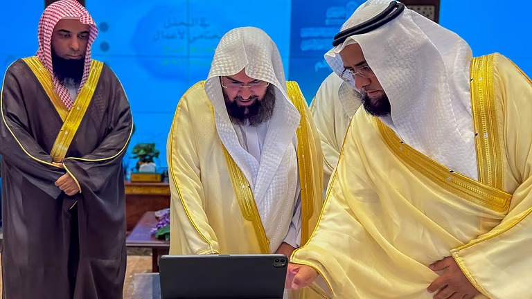 “السديس” يُدشّن مبادرة “خدمة مستفيدينا” لتطوير التواصل والخدمات بالمسجد النبوي