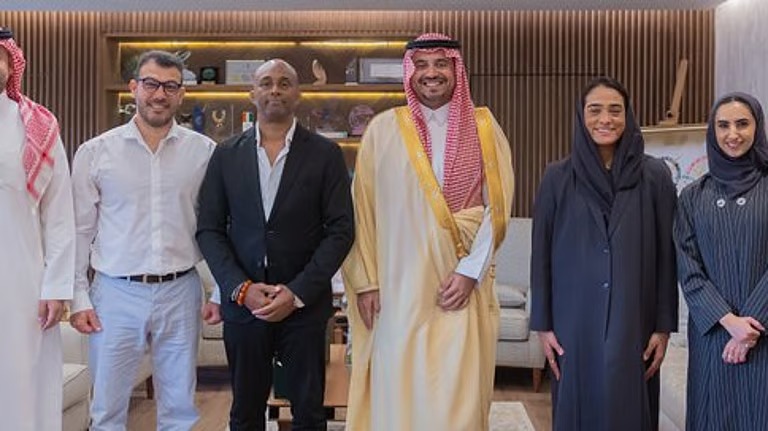 “بن جلوي” ورئيس الاتحاد الدولي للفنون القتالية يبحثان سبل تطوير الرياضة واستضافة البطولات