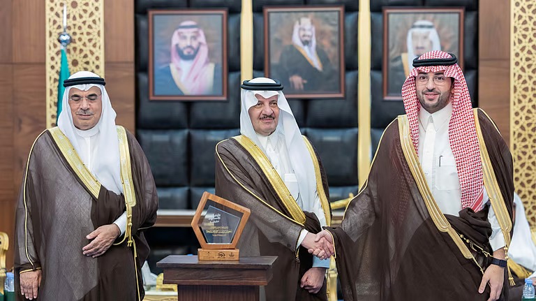 أمير المنطقة الشرقية يكرّم البنك العربي الوطني anb