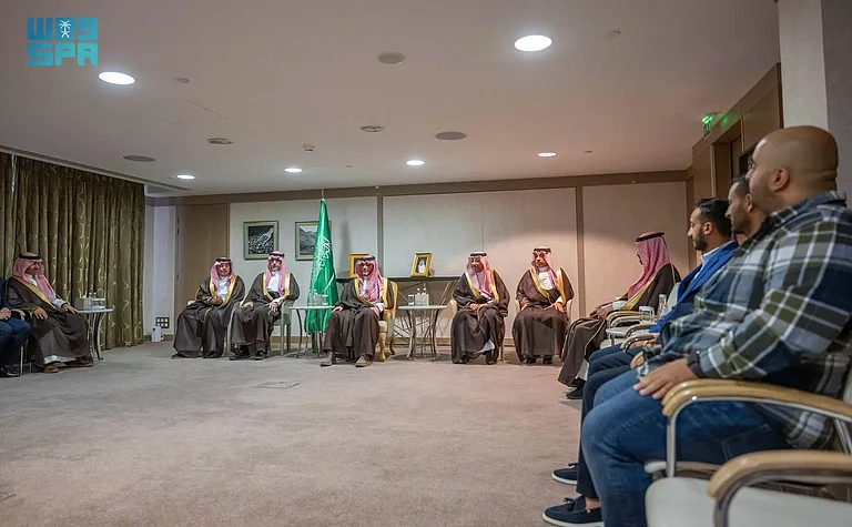 “وزير الداخلية” يلتقي مبتعثي الداخلية في فرنسا ويؤكد اهتمام القيادة بدعمهم