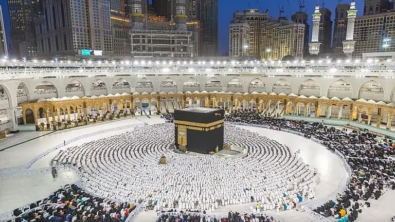 عاشوراء في المسجد الحرام.. 10 خدمات ميدانية تُجسد العناية الفائقة بضيوف الرحمن