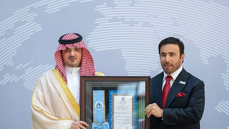 “الإنتربول” يكرّم الأمير عبدالعزيز بن سعود بالوسام الأعلى تقديرًا لدور المملكة في مكافحة الجريمة
