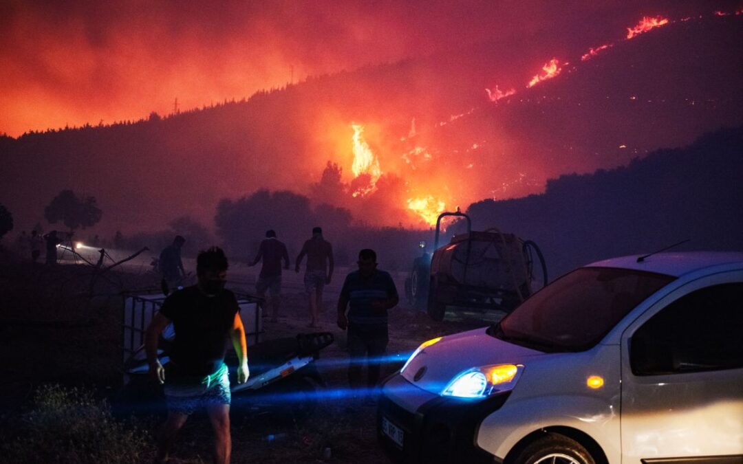 تركيا.. الريح تحفز حرائق الغابات في إزمير