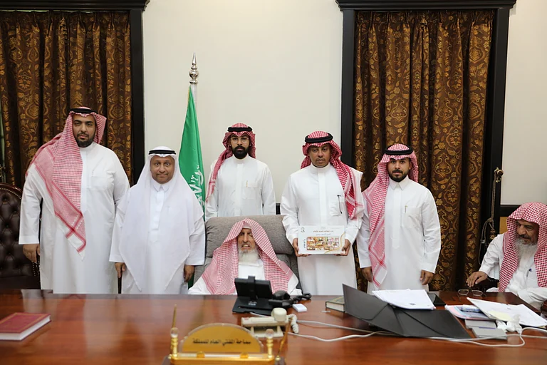 مفتي المملكة ونائبه يتسلمان التقرير النصف سنوي لإدارة العلاقات العامة والإعلام