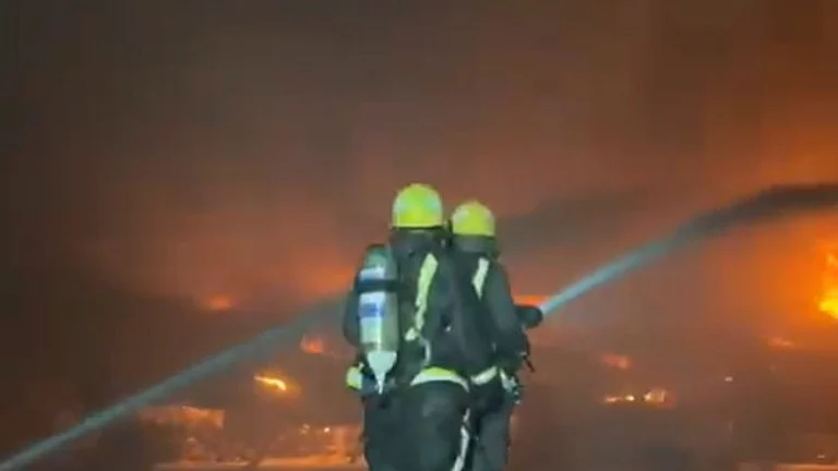 إخماد حريق في ورشة سيارات بتبوك.. ولا إصابات