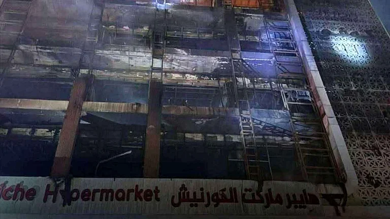 بعد أيام من افتتاحه.. وفاة 50 شخصاً جراء حريق داخل مركز تجاري بالعراق