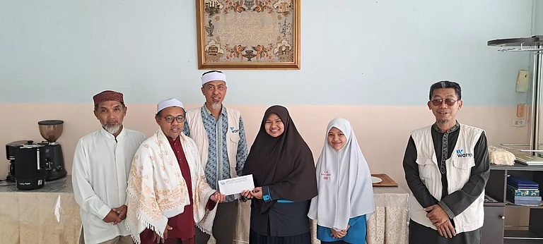 الندوة العالمية تقدم منحًا دراسية على الأيتام المتفوقين بتايلاند