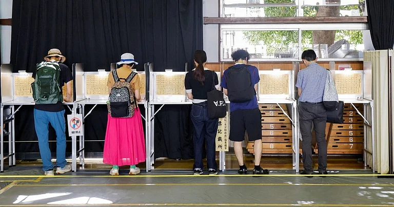 اليابانيون يدلون بأصواتهم في انتخابات مجلس الشيوخ