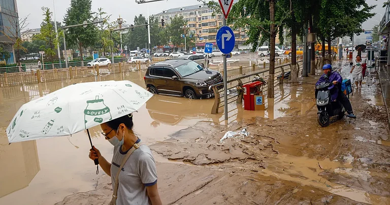 إجلاء أكثر من 4 آلاف شخص بعد اشتداد الأمطار الغزيرة حول العاصمة بكين