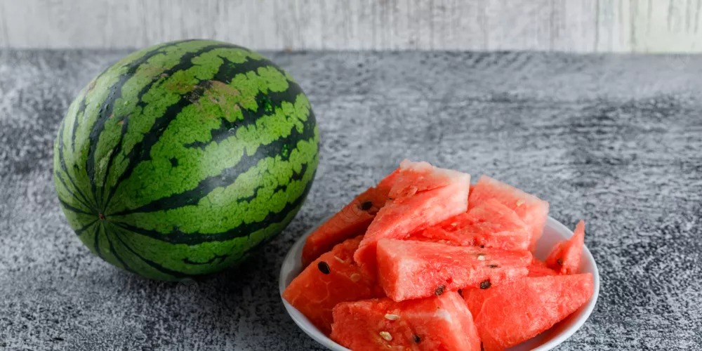 وسط إقبال واسع.. البطيخ يزاحم حرارة الصيف في الأسواق المحلية