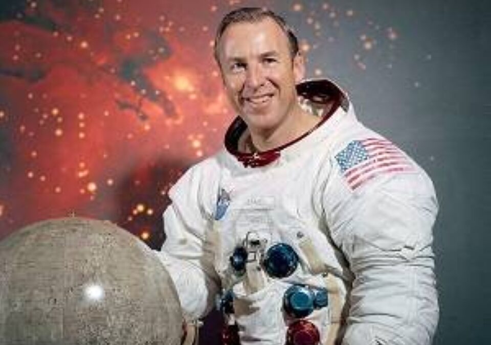 وفاة قائد «أبولو 13» الفضائية إلى القمر