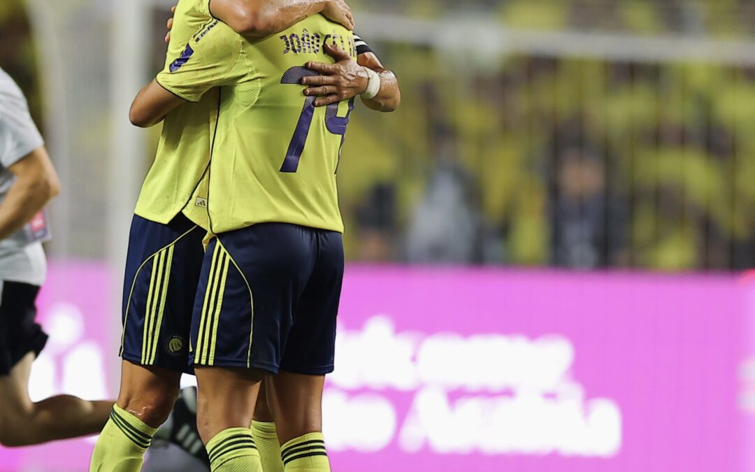 النصر بعشرة لاعبين يهزم الاتحاد ويتأهل لنهائي كأس السوبر السعودي