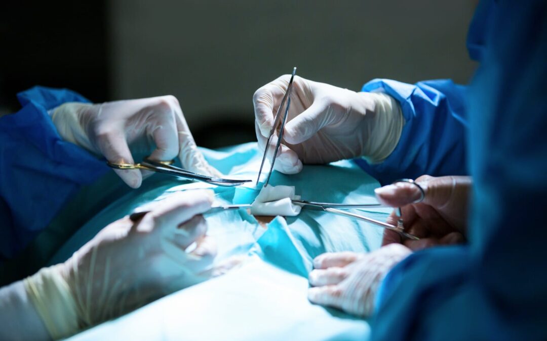 “حائل” تسجل نجاح أول عملية دقيقة لإزالة ورم معقد في قاع الجمجمة