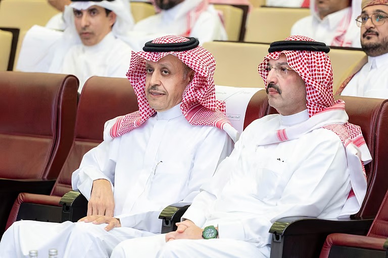 بمشاركة نخبة الرياضيين وحضور أمير عسير ومساعد وزير الرياضة: “حكايا الشباب” يختتم فعالياته في أبها