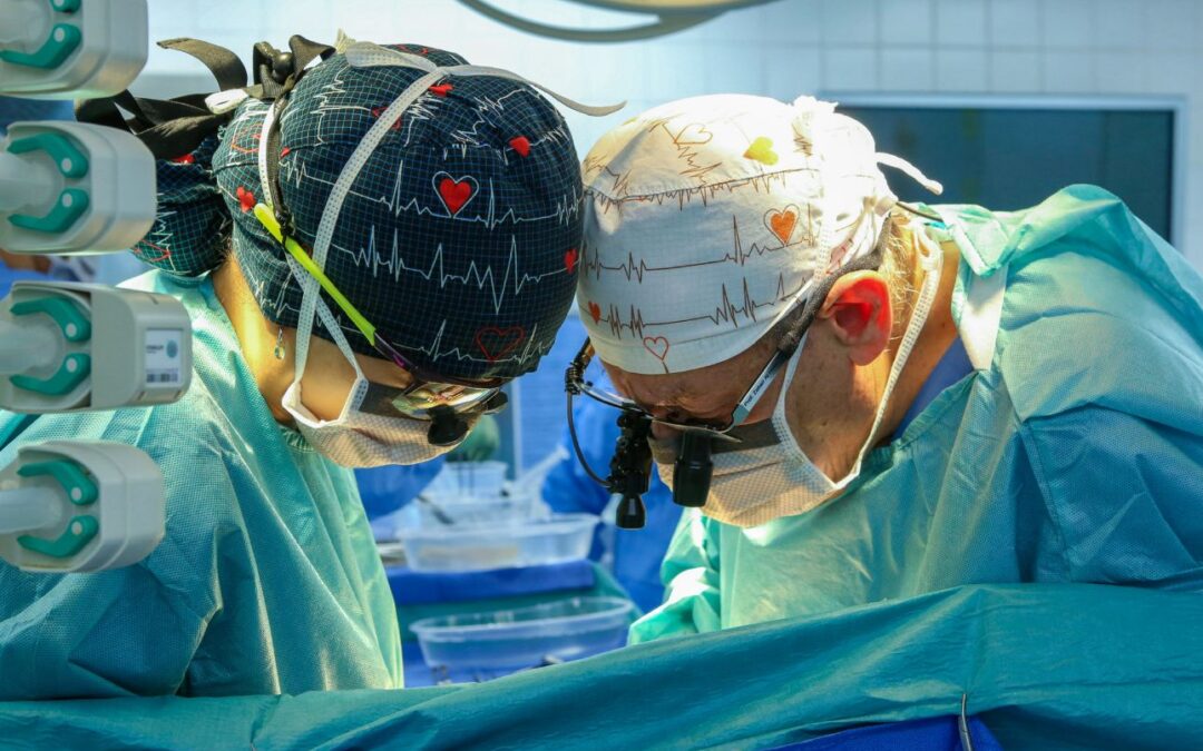 “التخصصي” ينجح في زراعة قلب لطفل سعودي بعد نقله من متبرع متوفى دماغياً في الإمارات