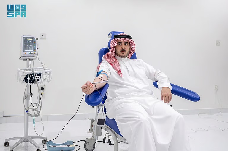 أمير الجوف ونائبه يتبرعان بالدم في الحملة الوطنية التي أطلقها سمو ولي العهد