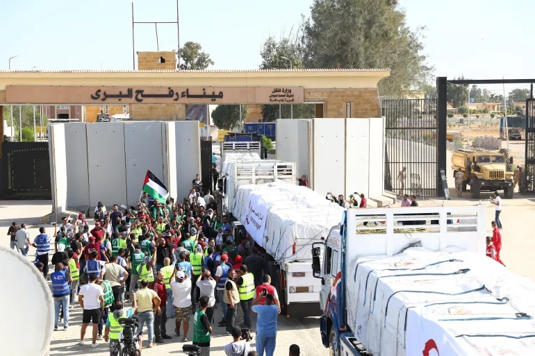 عبور 115 شاحنة مساعدات إنسانية وإغاثية للفلسطينيين في غزة