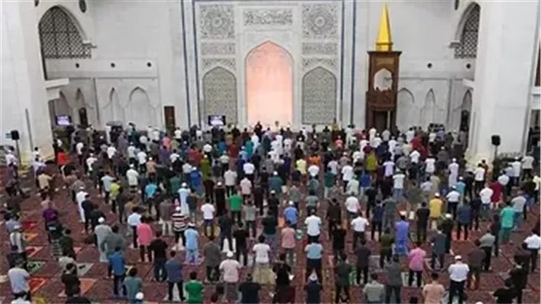قانون غريب في ماليزيا: السجن عامين للمتخلفين عن صلاة الجمعة