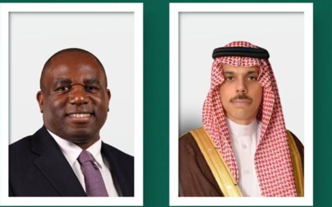 وزير الخارجية يبحث مع نظيره البريطاني تطورات الأوضاع في غزة