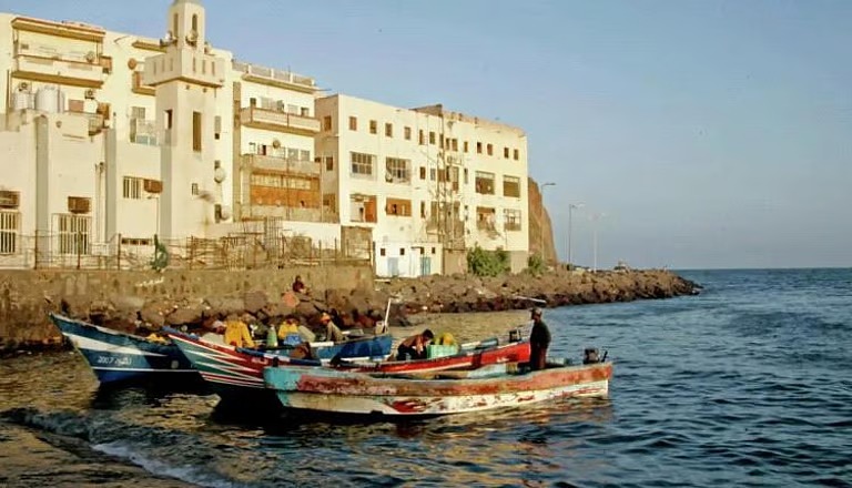 وفاة 54 مهاجرا وفقدان آخرين بغرق قارب هجرة قبالة اليمن