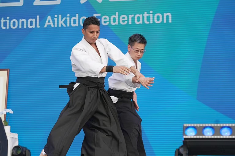 “فرنـسا” توقف مراقبًا جويًا قال “فلسطين حرة” لطاقم طائرة إسرائيلية