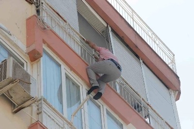 رجل يحاول الانتحار بسبب مشاجرة مع زوجته