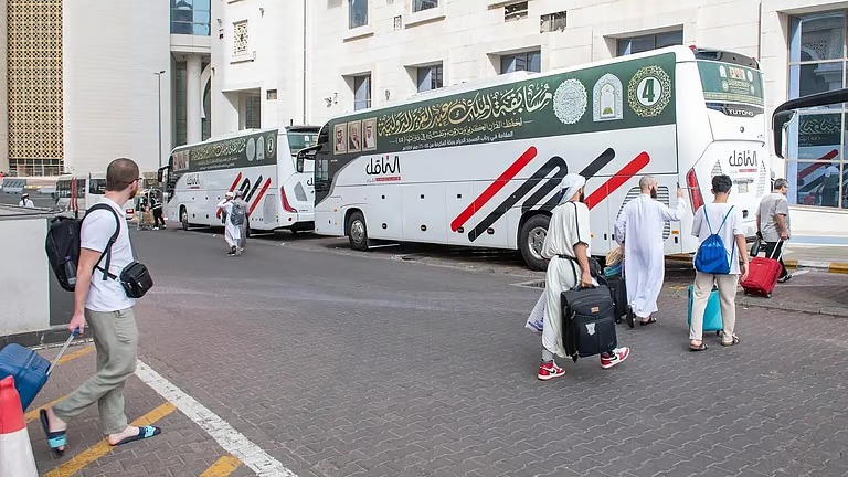 رحلة إيمانية من مكة إلى طيبة.. المشاركون في مسابقة الملك عبدالعزيز الدولية يتجهون إلى المدينة المنورة