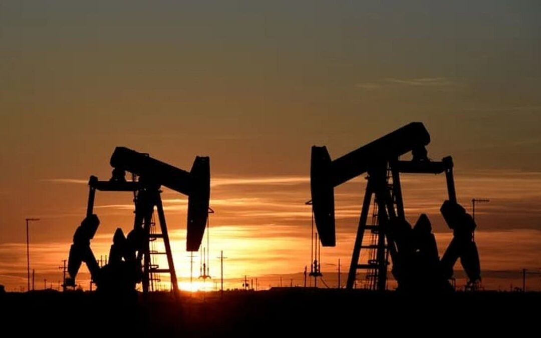 النفط يتراجع وسط تقييم السوق لآفاق الطلب في أمريكا
