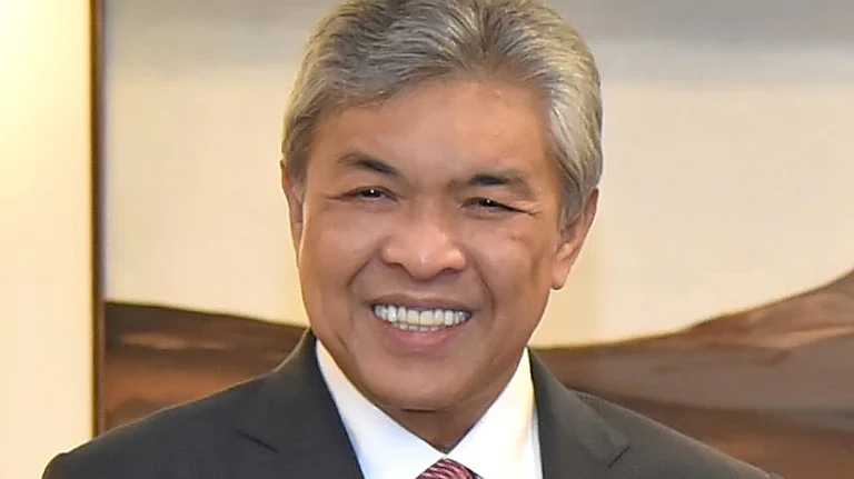 نائب رئيس الوزراء الماليزي يستقبل إمام الحرم النبوي