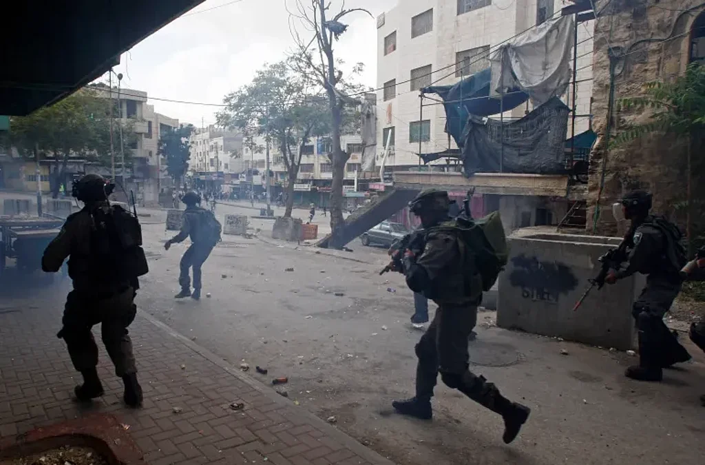 إصابة فلسطينييْن برصاص الاحتلال واعتداءات للمستعمرين بالخليل