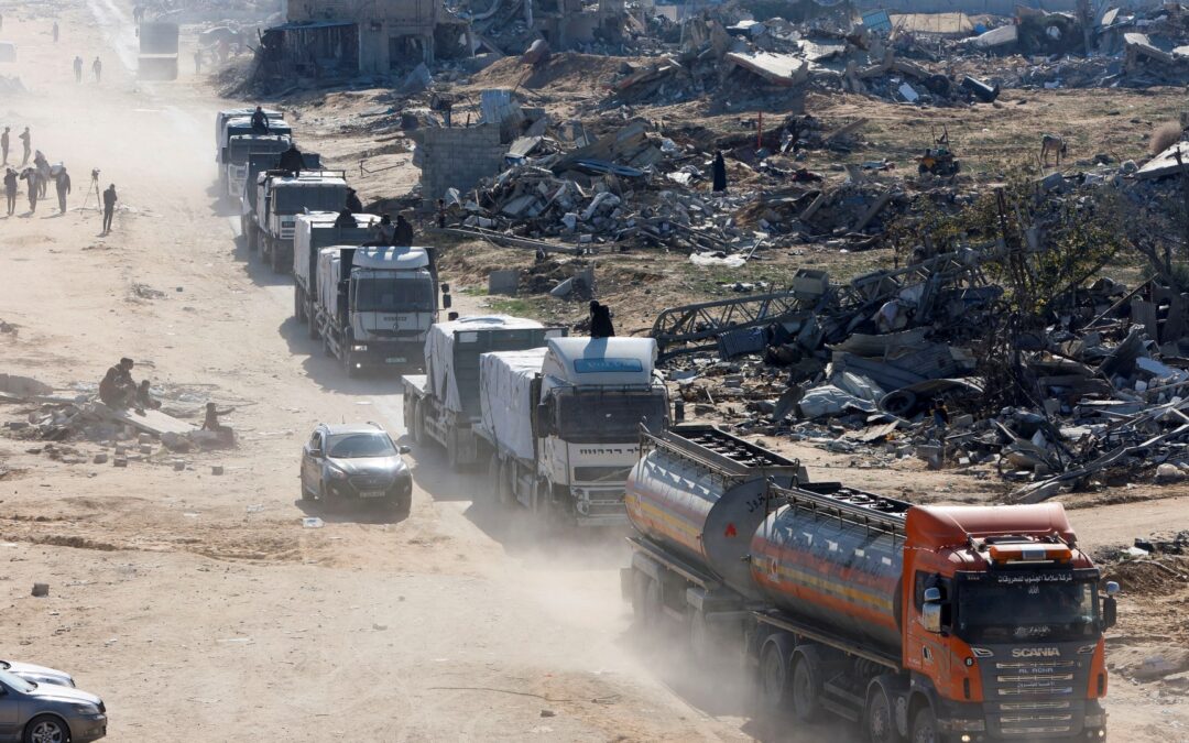 انقلاب شاحنة فوق عشرات المُجوَّعين في غزة