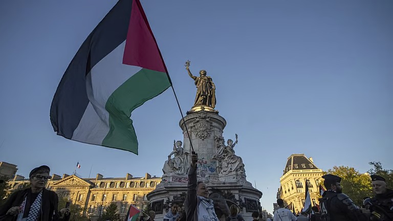 “فرنسا” تمنع رفع أعلام فلسطين على المباني العامة قبل يوم الاثنين