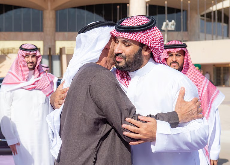 رئيس الإمارات يغادر الرياض وسمو ولي العهد في مودعيه