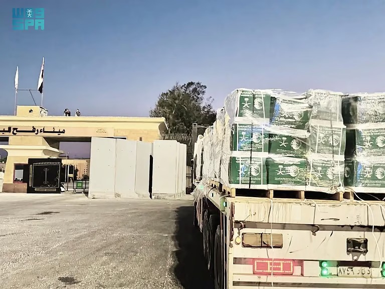 مساعدات إغاثية سعودية جديدة تعبر منفذ رفح متجهة إلى قطاع غزة